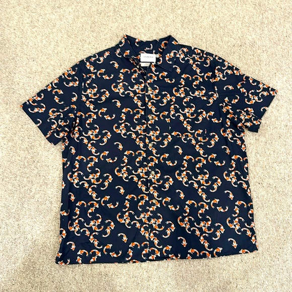 GOODFELLOW & CO SHORT SLEEVE XL SLIM SHIRT WITH BLUE & ORANGE KOI FISH PATTERN - Picture 1 of 5